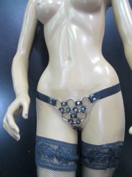 BDSM Γυναικείο στρινγκ με μεταλλικούς κρίκους και με δέρμα
